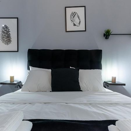 Couple Getaway With Queen Bed Lägenhet Aten Exteriör bild
