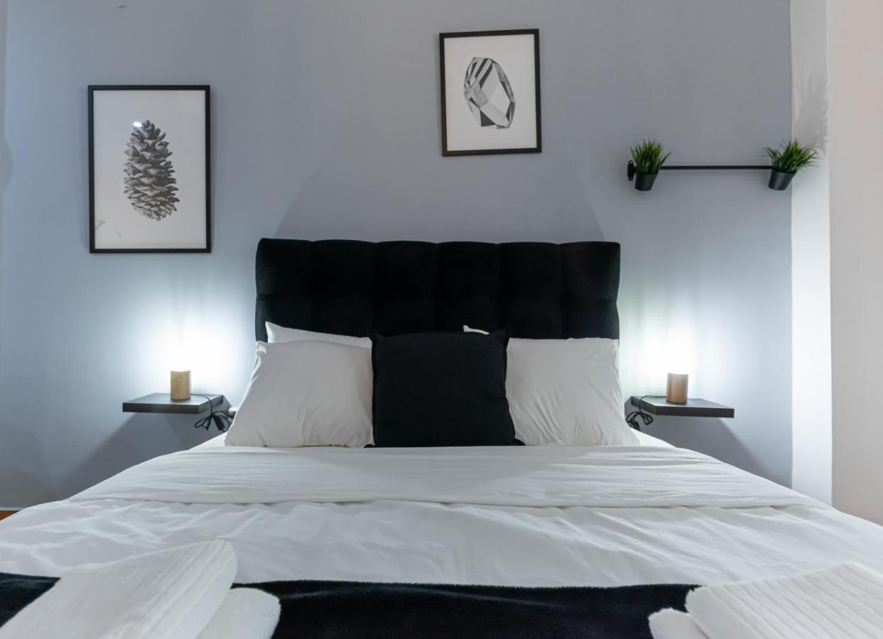 Couple Getaway With Queen Bed Lägenhet Aten Exteriör bild